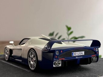 1:18 2005 MASERATI MC12 (V12) - Hotwheels - 4