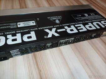 Crossover Behringer CX3400 - 4