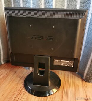 Monitor Asus a Fujitsu Siemens 17" - 4