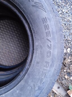 Predám Gumi 225/70 R15C - 4