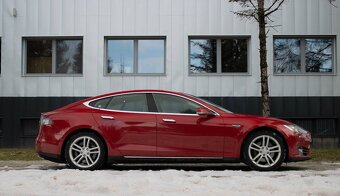 Tesla Model S - 4