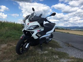 Aprilia SR MAX 300 - 4