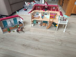 Predáme v top stave Schleich dom + stajňa, kód 42551 - 4