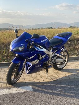 Yamaha R1 - 4