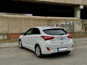 Hyundai i30 1.4, M6, benzín, senzory, výhrevy sedačiek - 4