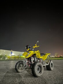 Suzuki LTZ400 na bielych značkách - 4