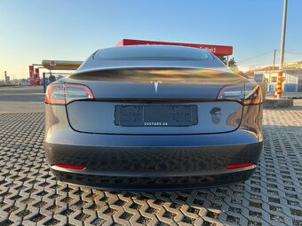 2022 TESLA Model 3 - Standard Range 60kW LFP sivá - 4