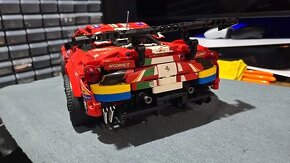 LEGO Ferrari 488 GTE 42125 - 4