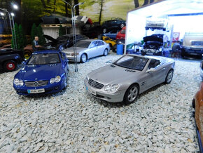 2x model auta Mercedes SL Class cabrio 1:18 Maisto - 4