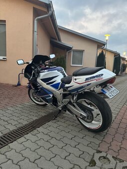 Suzuki GSXR 750 SRAD - 4