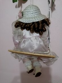 Porcelánová bábika na hojdačke - 4