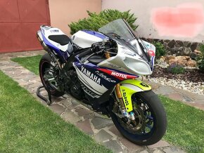 YAMAHA R1 SUPERBIKE - 4