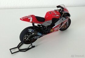 1:12 Postavená Tamiya Yamaha YZR-M1 2004 - 4