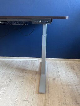 Predám výškovo nastaviteľný elektrický stôl Activedesk - 4