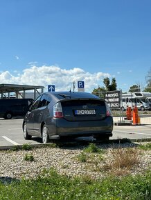 Toyota Prius Hybrid - 4