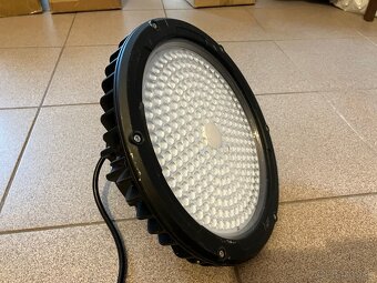 Priemyselné LED svietidlo 200 W - 4