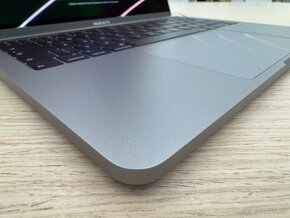 MacBook Pro (13-palcový, 2019) - 4