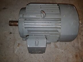 Predám nový pätkový el.motor 4kW 960ot hriadeľ 38mm - 4