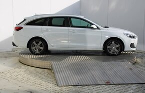 HYUNDAI i30 CW Family 1,6 CRDi 85kW A/T - 4