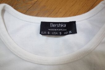 Bershka top s kvetmi veľkosť S - 4