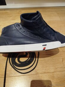 Tommy Hilfiger - 4