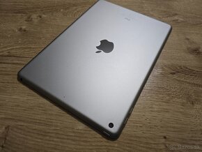 Ipad 6 128gb v super stave ma len velmi jemne znamky pouziva - 4