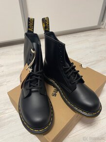 Dr. Martens NOVE - 4