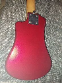 Traveler Höfner Shorty Red s DiMarzio snímačom - 4