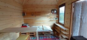 Ponúkam bývanie v malej drevenej chatke na krásnom pozemku - 4
