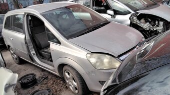 Opel Zafira B 2008 predám DVERE, KAPOTA, PIATE DVERE, NARAZN - 4