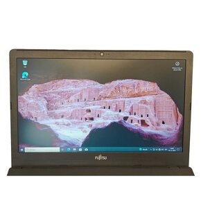 Fujitsu LifeBook A555 i5-6300U 8 GB RAM 128 GB SSD 15.6" - 4