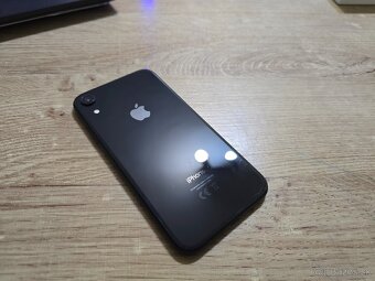 Iphone xr 128gb cierny v super stave ma len jemne znamky pou - 4