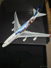 Boeing 747-400.  1:200 - 4