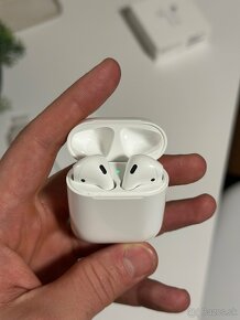 Apple AirPods s nabíjacím puzdrom - 4