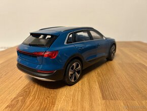 POŠKODENÁ Audi E-tron 1:18 Norev - 4