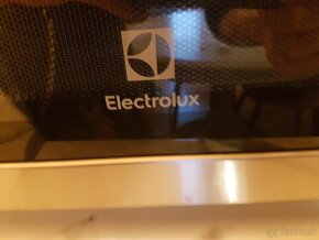 mikrovlnná rúra s grilom Electrolux EMS20300OX v modernom ne - 4