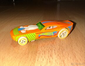 Hot Wheels - svietiace v tme - autíčko a monster truck - 4