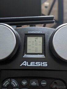 Elektronické bicie "ALESIS COMPACTKIT 4" na stojane "STAGG" - 4