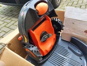 Robotická sekačka Black a Decker BCRMW121 - 4