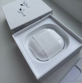 Nové Apple AirPods 4 s aktívnym potlačením hluku - 4