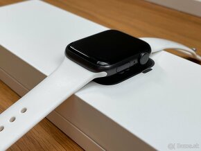 Apple Watch SE 44mm čierna - 4