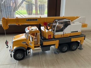 Predám detsky žeriav MACK Granite so žeriavom Liebherr - 4