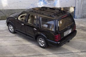 1:18 Lincoln Navigator - 4