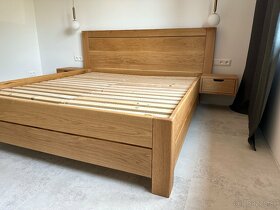Dubová masívna posteľ s úložným priestorom, nočnými stolíkmi - 4