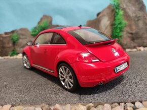 Prodám model 1:18 Volkswagen new beetle 2012 - 4