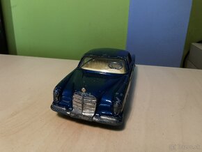 Corgi toys Mercedes 220 coupe - 4