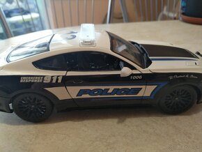 Predám Mustang GT Police 1:18 - 4