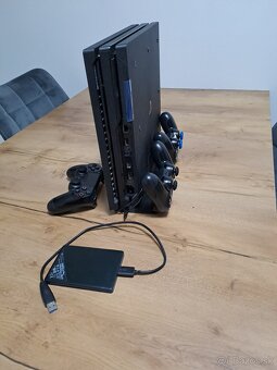 PS4 Pro 1TB + 3x ovládač + externý disk 1TB + stojan - 4