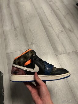 Jordan 1 mid - 4