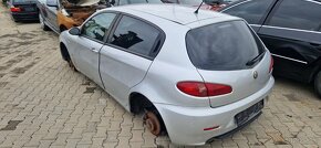 Lacno rozpredám Alfa Romeo 147 na náhradné diely - 4